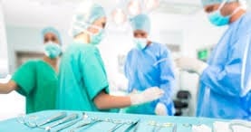 equipa cir&uacute;rgica na sala de cirurgia