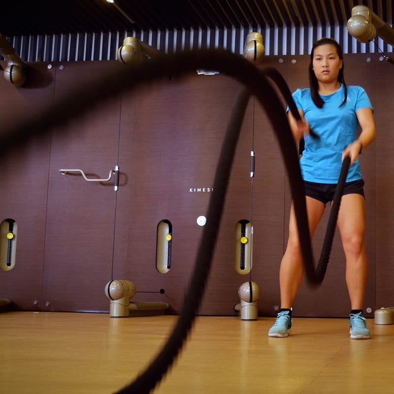 mulher a fazer exerc&iacute;cio f&iacute;sico