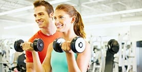 exercitar no gin&aacute;sio com acompanhamento de um profissional