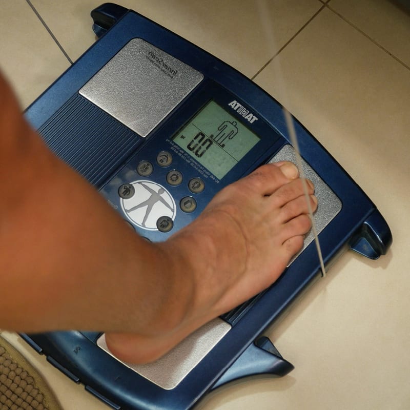 pessoa na balan&ccedil;a