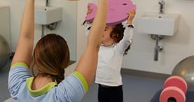 mulher crian&ccedil;a fisioterapia